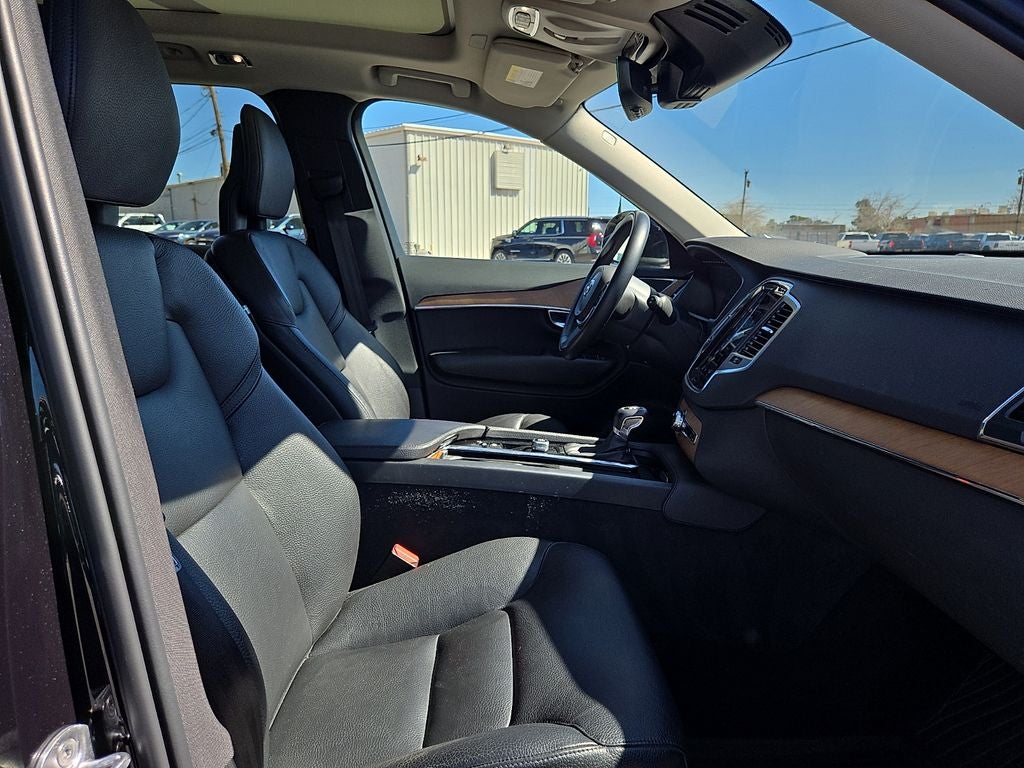 2022 Volvo XC90 T6 Momentum