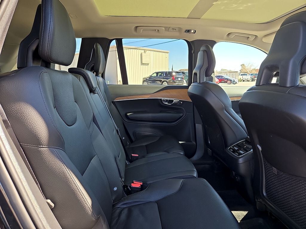 2022 Volvo XC90 T6 Momentum