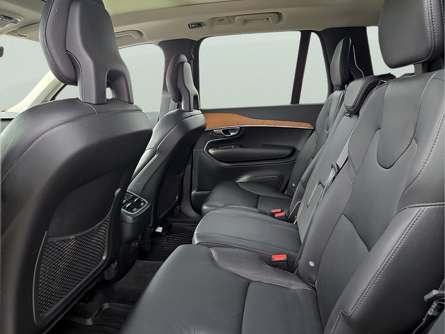 2022 Volvo XC90 T6 Momentum